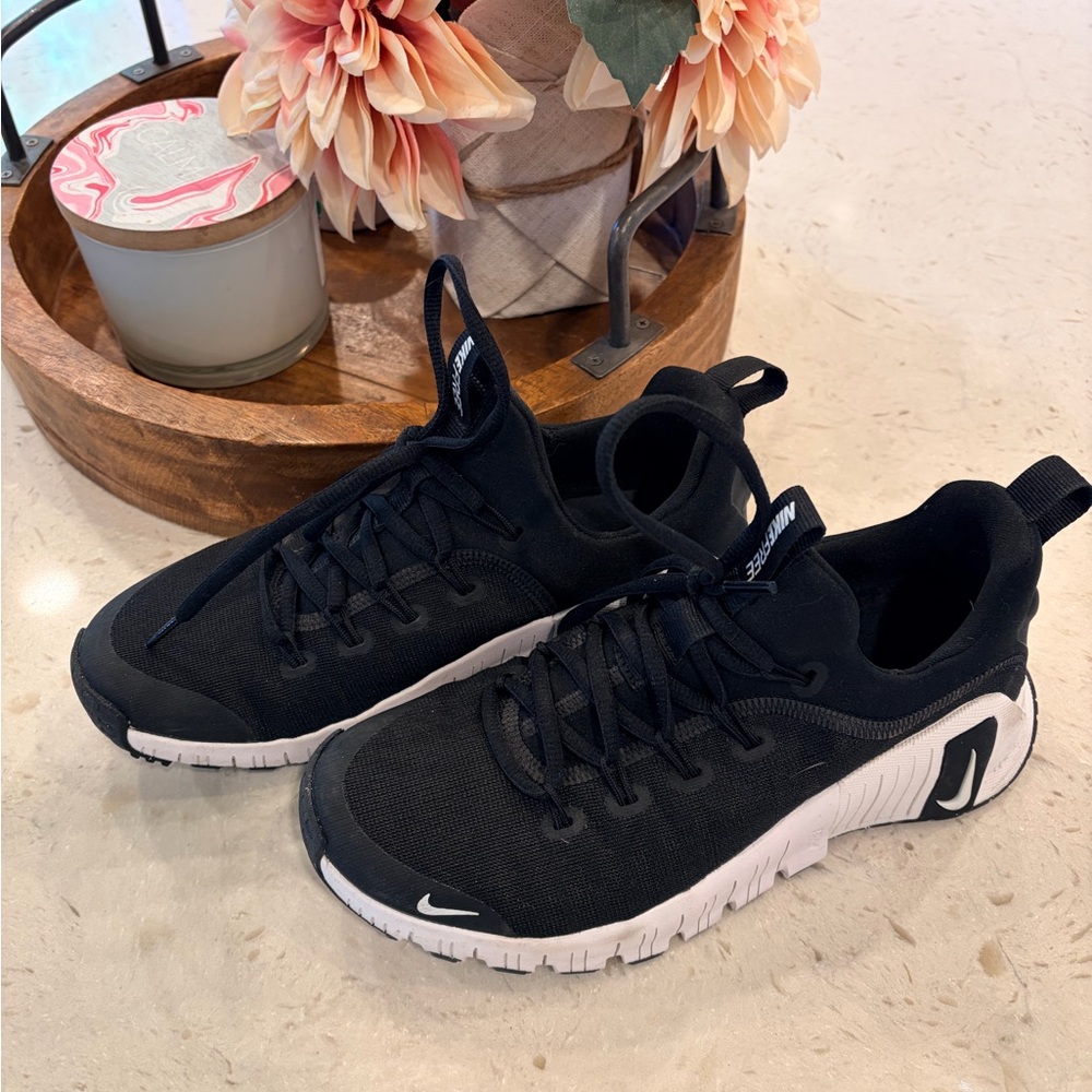 Nike Women's Black and White Athletic Sneakers